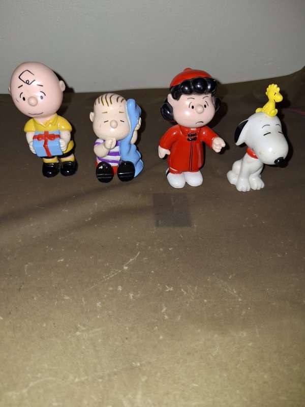 VINTAGE 1990 CHARLIE BROWN FIGURINE (4)